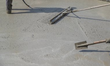 Bir makineden beton dökülüyor. Seçici odaklanma. iş.