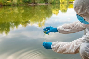 Analiz için su örneği al. Seçici odaklanma. Doğa.