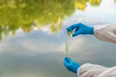 Analiz için su örneği al. Seçici odaklanma. Doğa.