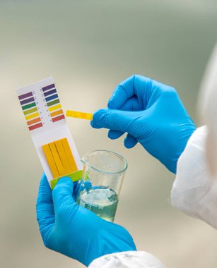 Analiz için su örneği al. Seçici odaklanma. Doğa.