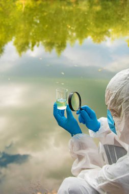 Analiz için su örneği al. Seçici odaklanma. Doğa.