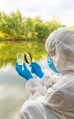 Analiz için su örneği al. Seçici odaklanma. Doğa.