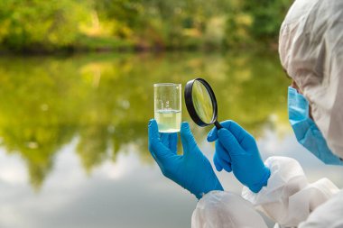 Analiz için su örneği al. Seçici odaklanma. Doğa.