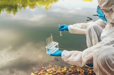 Analiz için su örneği al. Seçici odaklanma. Doğa.