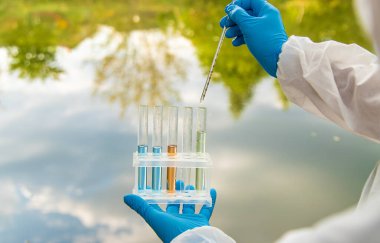 Analiz için su örneği al. Seçici odaklanma. Doğa.