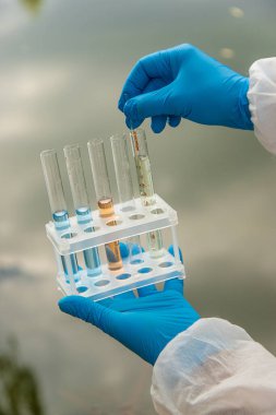 Analiz için su örneği al. Seçici odaklanma. Doğa.