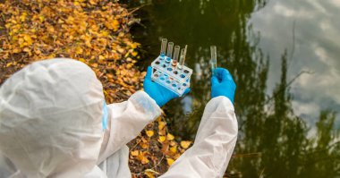 Analiz için su örneği al. Seçici odaklanma. Doğa.