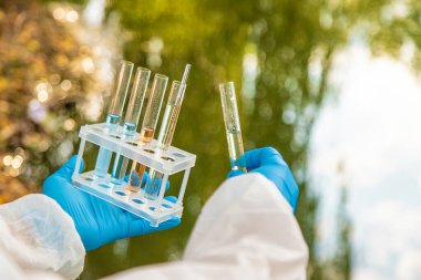 Analiz için su örneği al. Seçici odaklanma. Doğa.