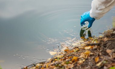 Analiz için su örneği al. Seçici odaklanma. Doğa.