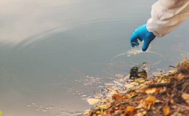 Analiz için su örneği al. Seçici odaklanma. Doğa.