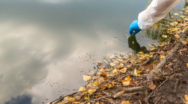 Analiz için su örneği al. Seçici odaklanma. Doğa.