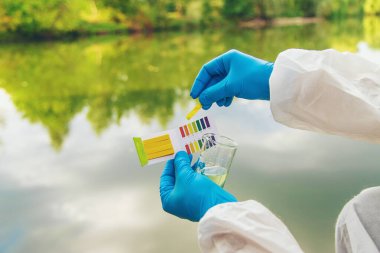 Analiz için su örneği al. Seçici odaklanma. Doğa.