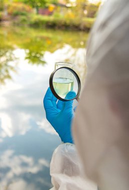 Analiz için su örneği al. Seçici odaklanma. Doğa.