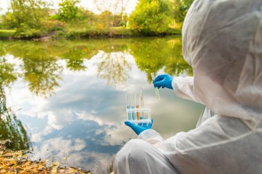 Analiz için su örneği al. Seçici odaklanma. Doğa.