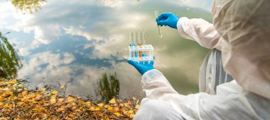 Analiz için su örneği al. Seçici odaklanma. Doğa.