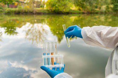 Analiz için su örneği al. Seçici odaklanma. Doğa.