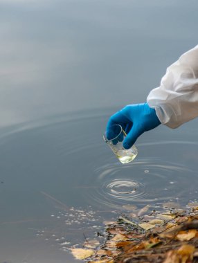 Analiz için su örneği al. Seçici odaklanma. Doğa.