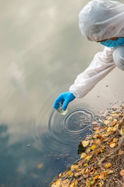 Analiz için su örneği al. Seçici odaklanma. Doğa.