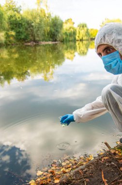 Analiz için su örneği al. Seçici odaklanma. Doğa.
