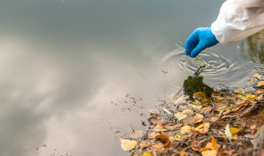 Analiz için su örneği al. Seçici odaklanma. Doğa.