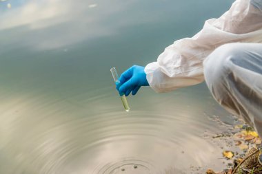 Analiz için su örneği al. Seçici odaklanma. Doğa.