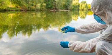 Analiz için su örneği al. Seçici odaklanma. Doğa.