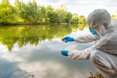 Analiz için su örneği al. Seçici odaklanma. Doğa.