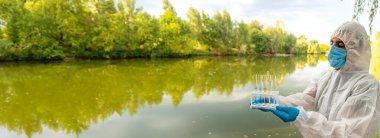 Analiz için su örneği al. Seçici odaklanma. Doğa.