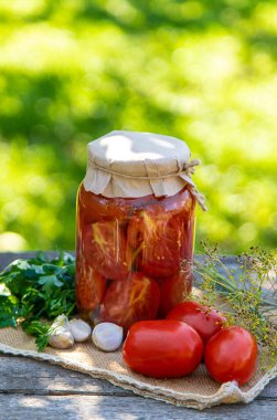 Domatesleri kavanozda muhafaza etmek. Seçici odaklanma. yiyecek.