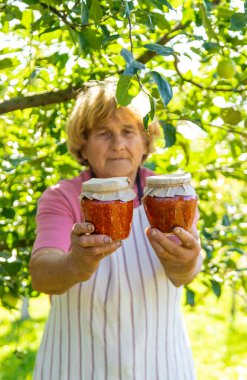 Kavanozlarda konserve yiyecekler. Seçici odaklanma. yiyecek.