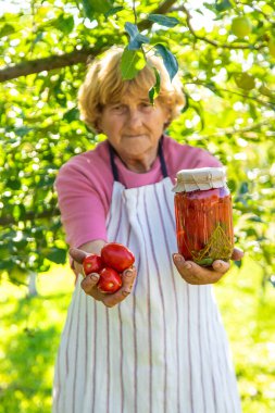Kavanozlarda konserve yiyecekler. Seçici odaklanma. yiyecek.