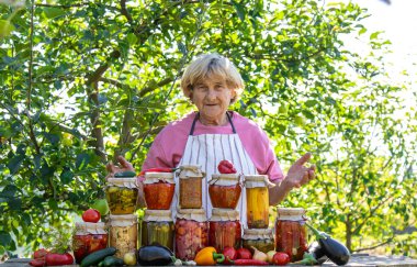 Kavanozlarda farklı türlerin korunması. Seçici odaklanma. yiyecek.