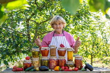 Kavanozlarda farklı türlerin korunması. Seçici odaklanma. yiyecek.