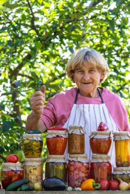 Kavanozlarda farklı türlerin korunması. Seçici odaklanma. yiyecek.