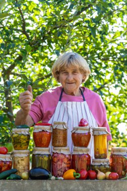Kavanozlarda farklı türlerin korunması. Seçici odaklanma. yiyecek.