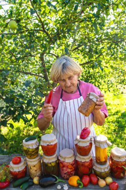 Kavanozlarda farklı türlerin korunması. Seçici odaklanma. yiyecek.
