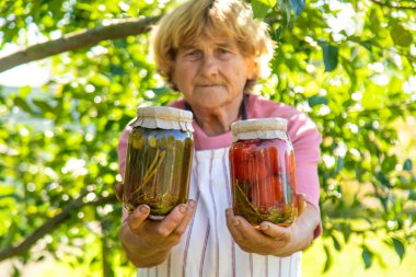 Kavanozlarda konserve yiyecekler. Seçici odaklanma. yiyecek.