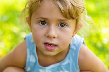 Bir çocuk bahçedeki çerçeveye bakar. Seçici odaklanma. Çocuk.