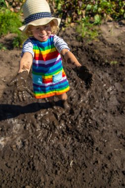 Çamurda oynayan çocuk. Seçici odaklanma. Çocuk.