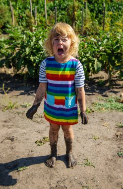 Kirli bebek sokakta ağlıyor. Seçici odaklanma. çocuk.