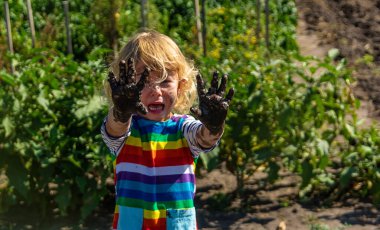 Kirli bebek sokakta ağlıyor. Seçici odaklanma. çocuk.