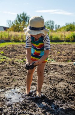 Çamurda oynayan çocuk. Seçici odaklanma. Çocuk.