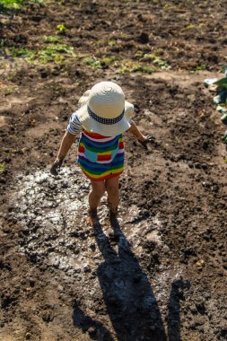 Çamurda oynayan çocuk. Seçici odaklanma. Çocuk.