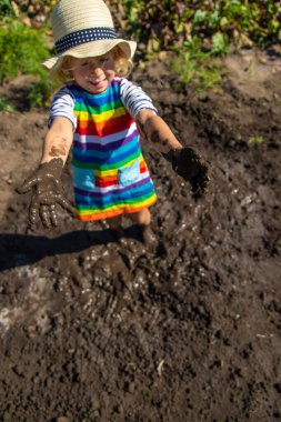 Çamurda oynayan çocuk. Seçici odaklanma. Çocuk.