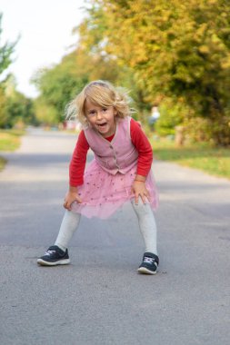 Çocuk yola düştü ve bacağına çarptı. Seçici odaklanma. çocuk.