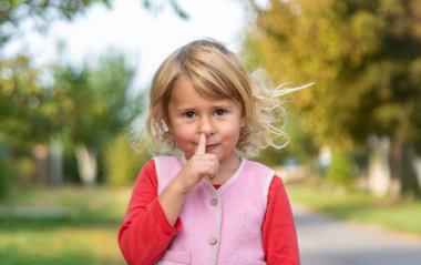Bir çocuk parmağıyla burnunu karıştırıyor. Seçici odaklanma. çocuk.