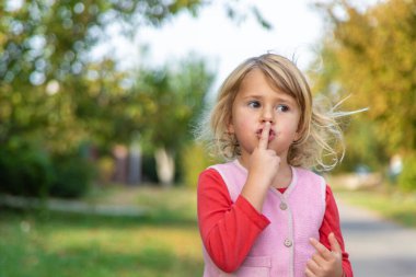 Çocuk sessizce caddeyi işaret ediyor. Seçici odaklanma. Çocuk.