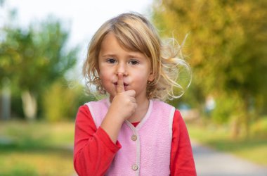 Çocuk sessizce caddeyi işaret ediyor. Seçici odaklanma. Çocuk.