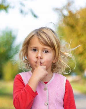 Çocuk sessizce caddeyi işaret ediyor. Seçici odaklanma. Çocuk.