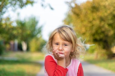 Çocuk öpücük yolluyor. Seçici odaklanma. Çocuk.